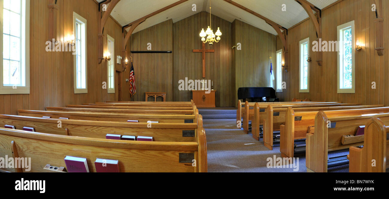 Piccola chiesa interna che si trova in un piccolo borgo rurale. Foto Stock