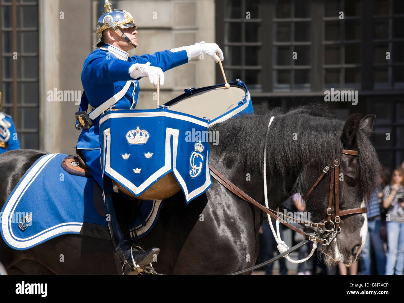 Swedish Royal Guard presso il quotidiano cambio della guardia al Palazzo Reale di Stoccolma. Egli è la riproduzione di due grandi grancassa. Foto Stock