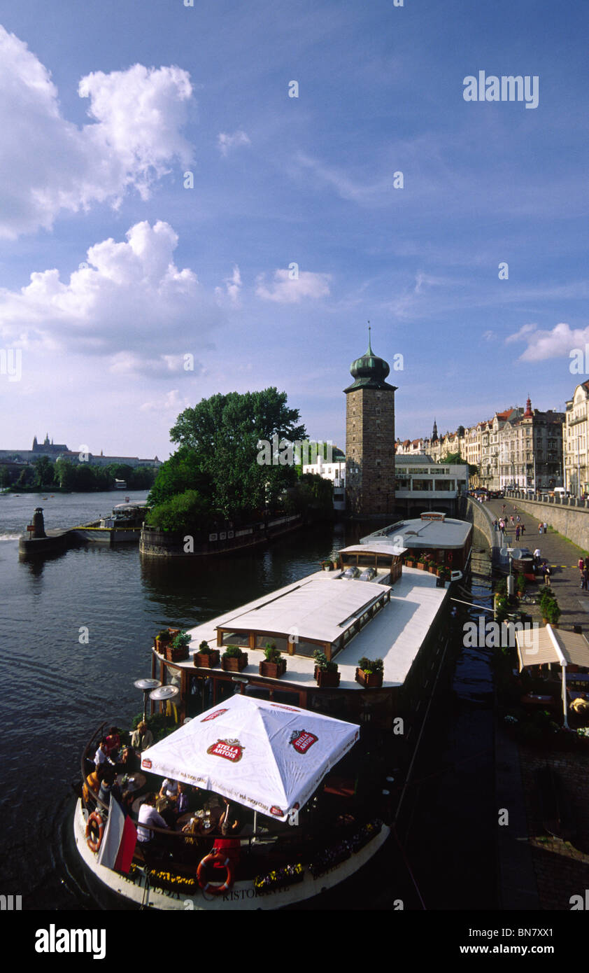 Repubblica ceca. Praga. Giugno 2010. Ristoranti in barca sul Masarykovo Nabrezi nella parte anteriore dell'edificio Manes, aperto nel 1930, su Slo Foto Stock