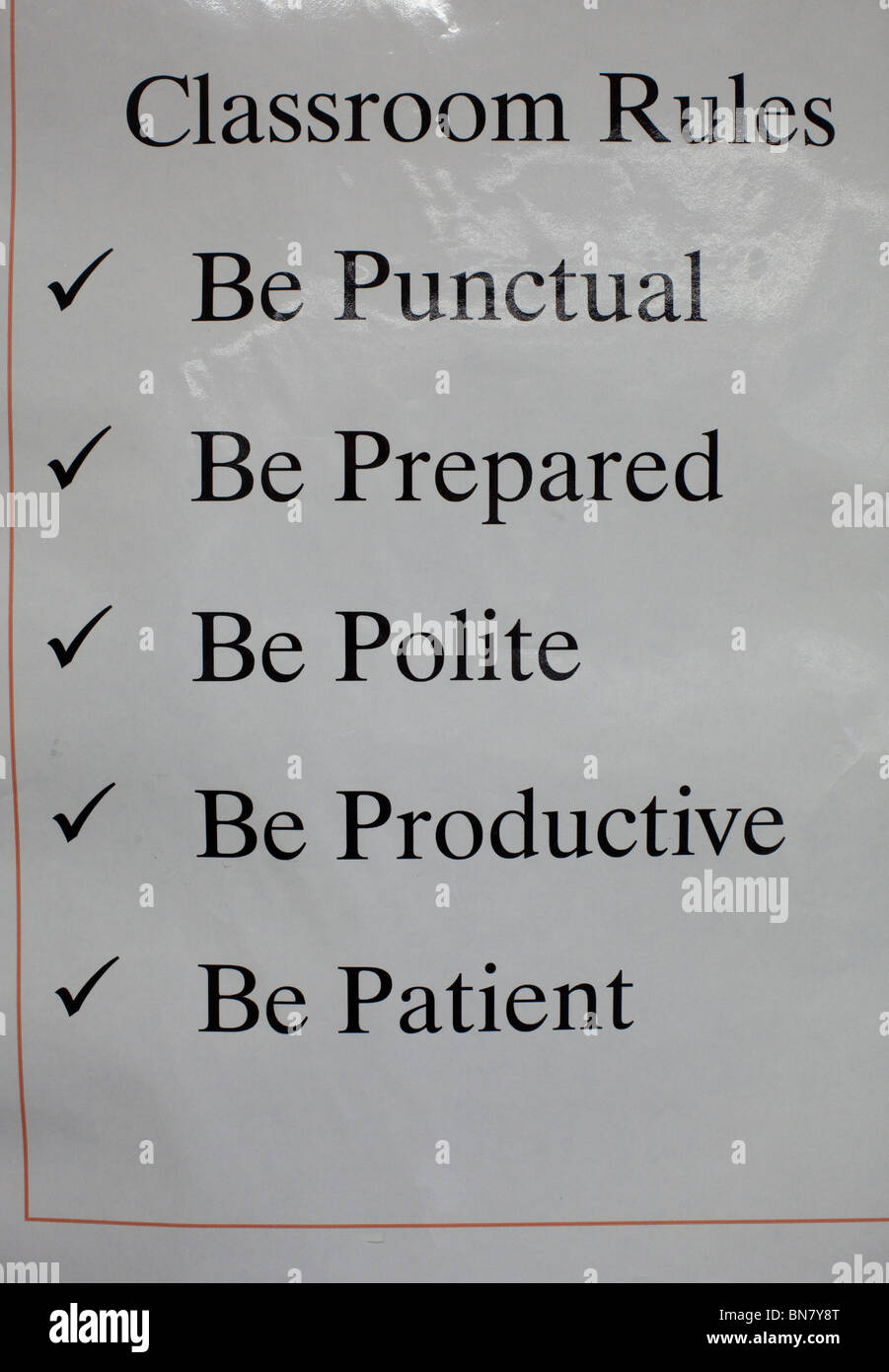 Poster sulla parete in alta scuola aule mostra la scuola regole di comportamento Foto Stock