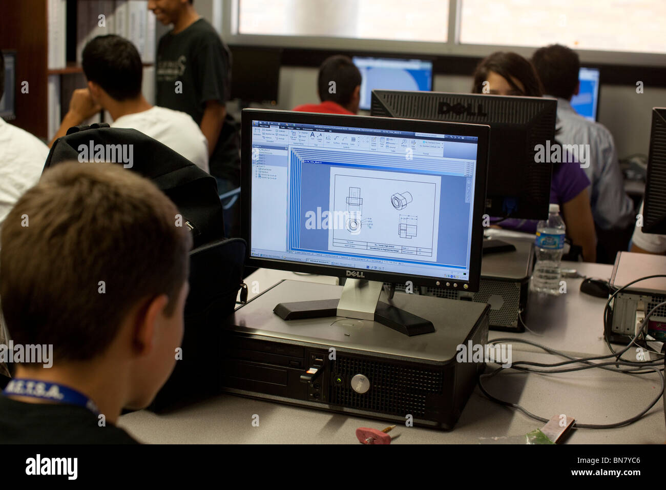 Studente in high school freshman engineering classe funziona su computer-aided design utilizzando un monitor a schermo piatto in aula Foto Stock