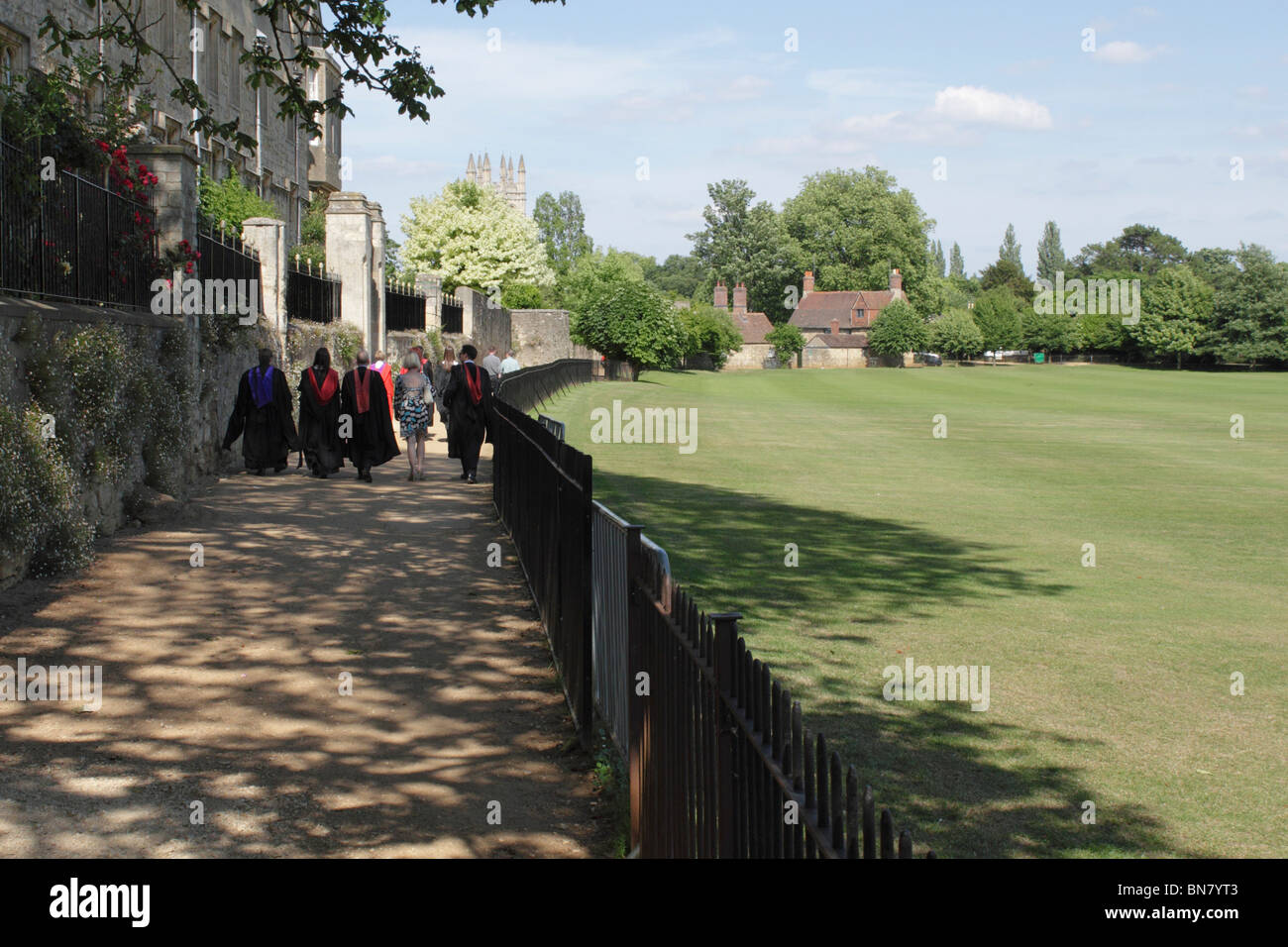 Gli accademici camminando giù Deadman a piedi da Merton College di Oxford Giugno 2010 Foto Stock
