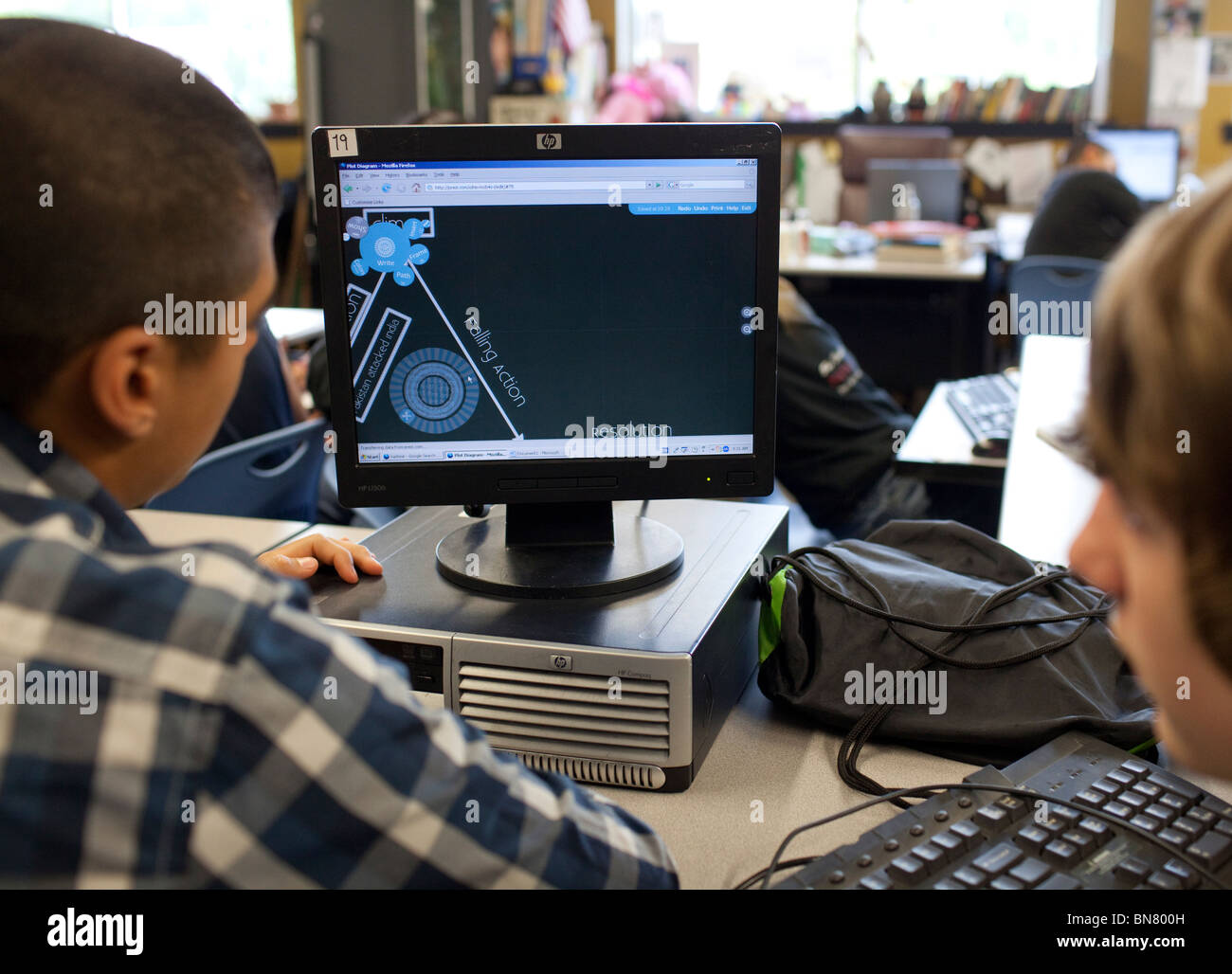 Alta scuola ragazzi lavorare insieme su computer-aided design durante freshman engineering classe Foto Stock