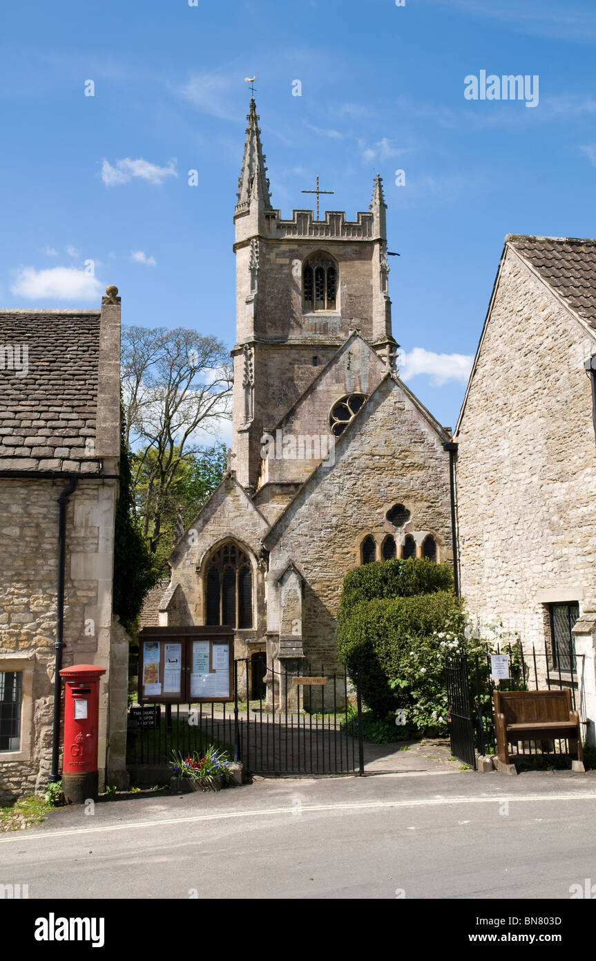 St Andrews chiesa nel pittoresco villaggio di Castle Combe, Cotswolds, Inghilterra presi in una bella giornata Foto Stock