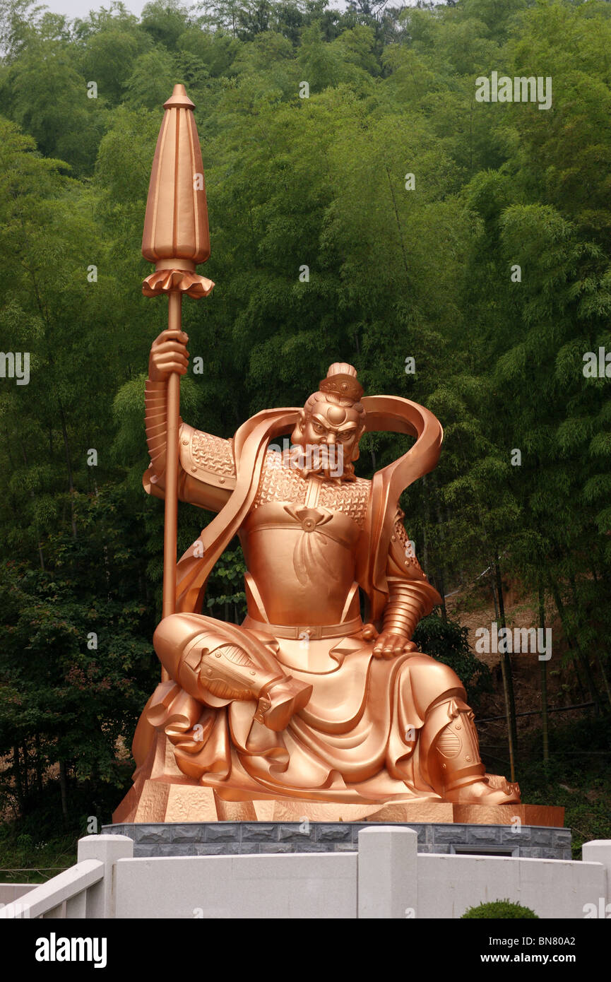 Statua di Yu, uno dei quattro re celeste, Xuedou tempio buddista, Xikou, Zheijang provincia, Cina Foto Stock