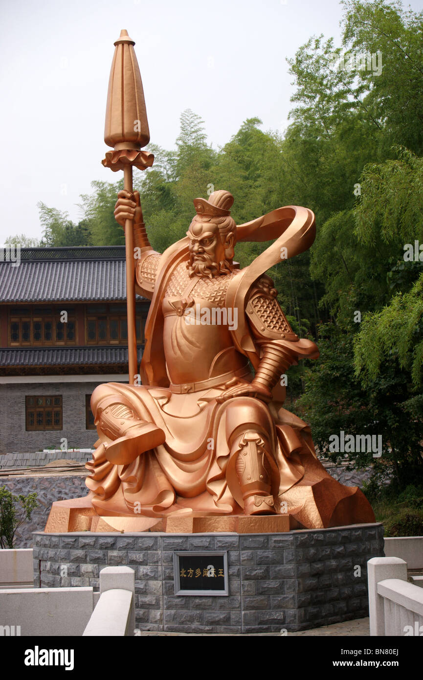 Statua di Yu, uno dei quattro re celeste, Xuedou tempio buddista, Xikou, Zheijang provincia, Cina Foto Stock