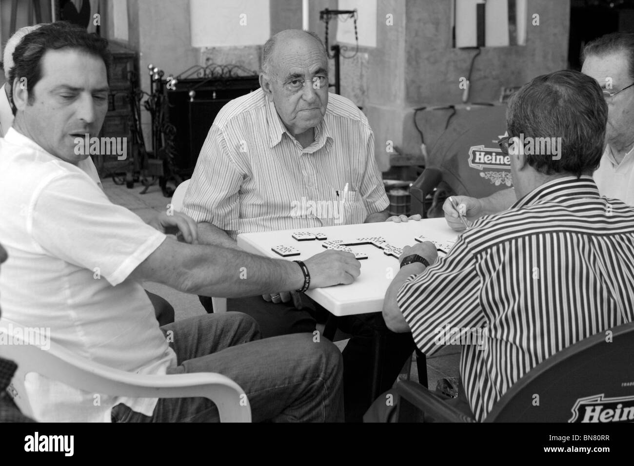 Giocatori di domino nella Plaza Corredera a Cordoba Andalusia Spagna Europa Foto Stock