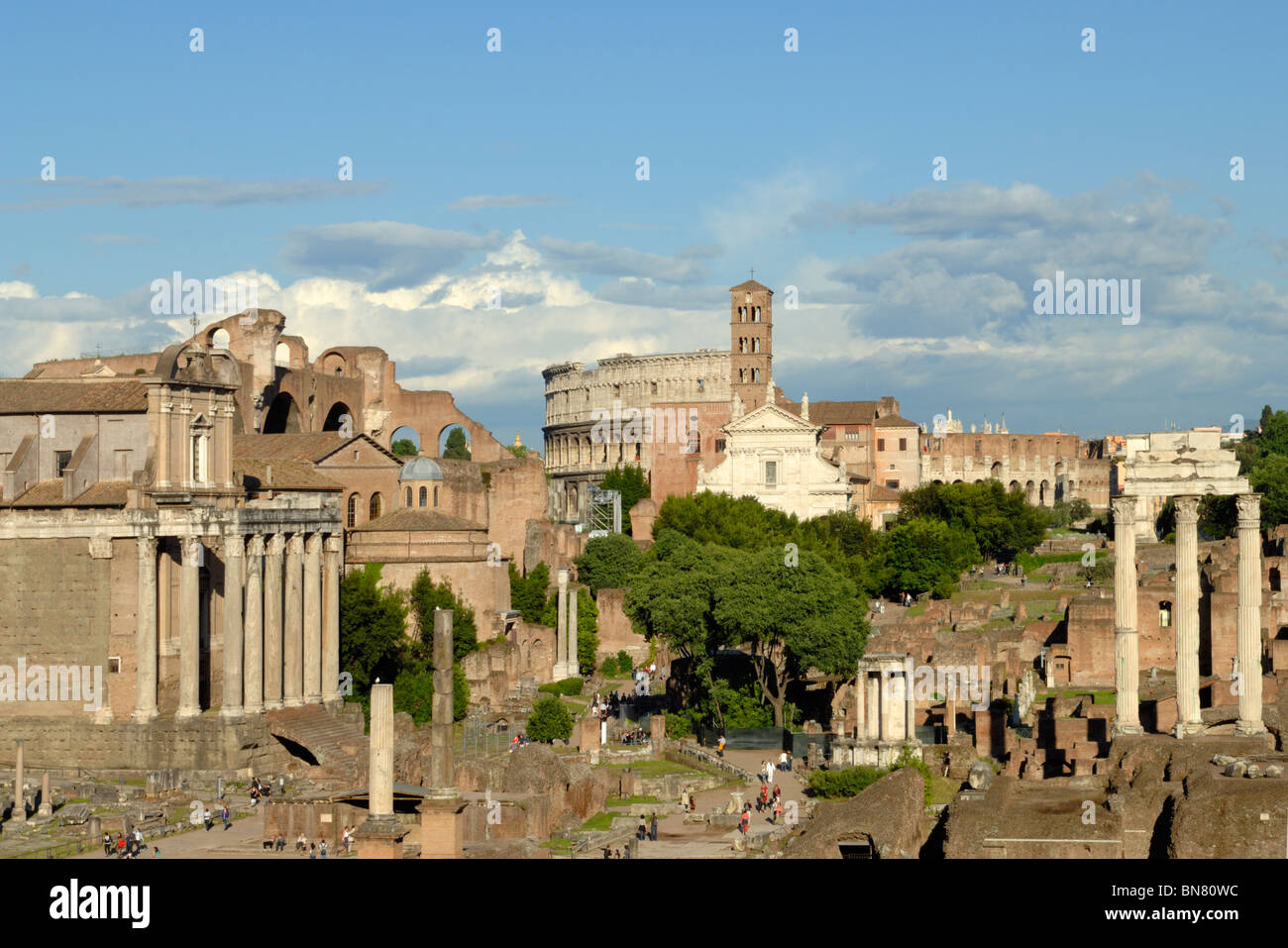 Il Colosseo e il Foro Romano, Roma, Italia Foto Stock