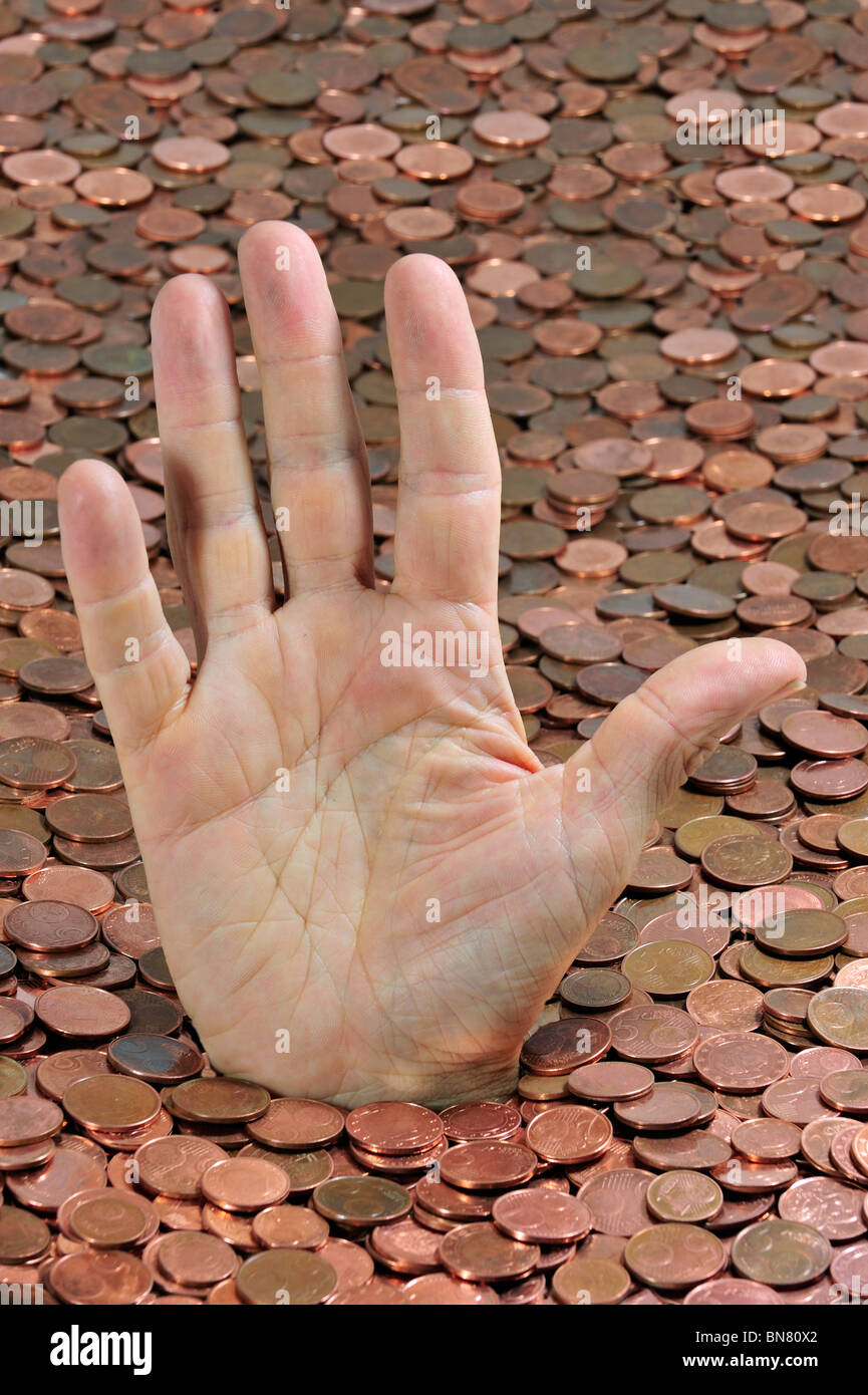 Uomo di scomparire in monete metalliche in euro mentre bloccata fuori mano a causa del debito durante la crisi dell'Unione europea in Europa Foto Stock