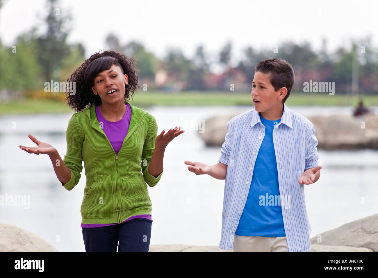 Multi etnico razziale etnicamente diversi ragazzi 14-16 anni di African American Girl e Caucasico boy parlando.Signor Myrleen Pearson Foto Stock