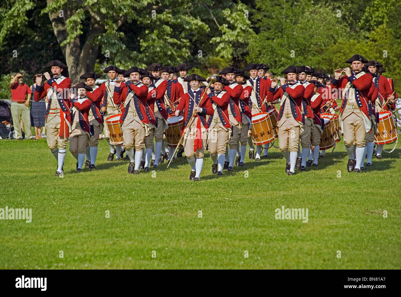 Giovani musicisti militare nella guerra rivoluzionaria uniformi eseguire con pifferi e tamburi per i visitatori alla storica coloniale Williamsburg in Virginia, Stati Uniti d'America. Foto Stock