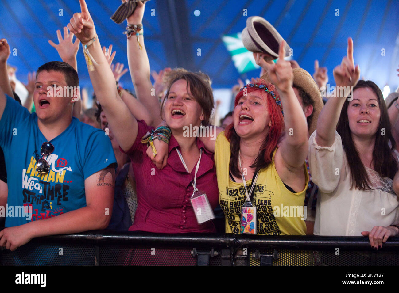 Il pubblico del festival di Glastonbury 2010, Somerset, Inghilterra, Regno Unito. Foto Stock