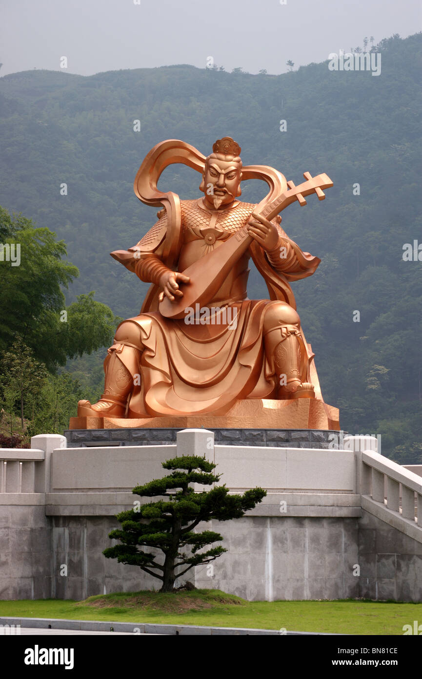Statua del Tiao, uno dei quattro re celeste, Xuedou tempio buddista, Xikou, Zheijang provincia, Cina Foto Stock