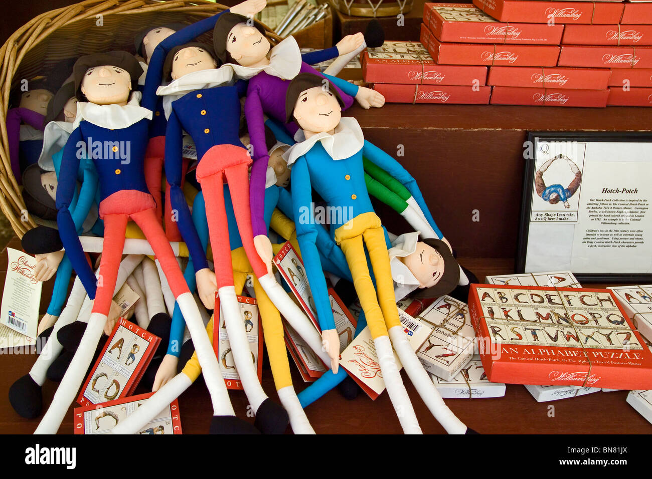 Bambole di stoffa con lungo gli arti sono in primo piano in un edificio del xviii secolo alfabeto gioco di puzzle venduti in negozi di souvenir a Colonial Williamsburg, in Virginia, Stati Uniti d'America. Foto Stock