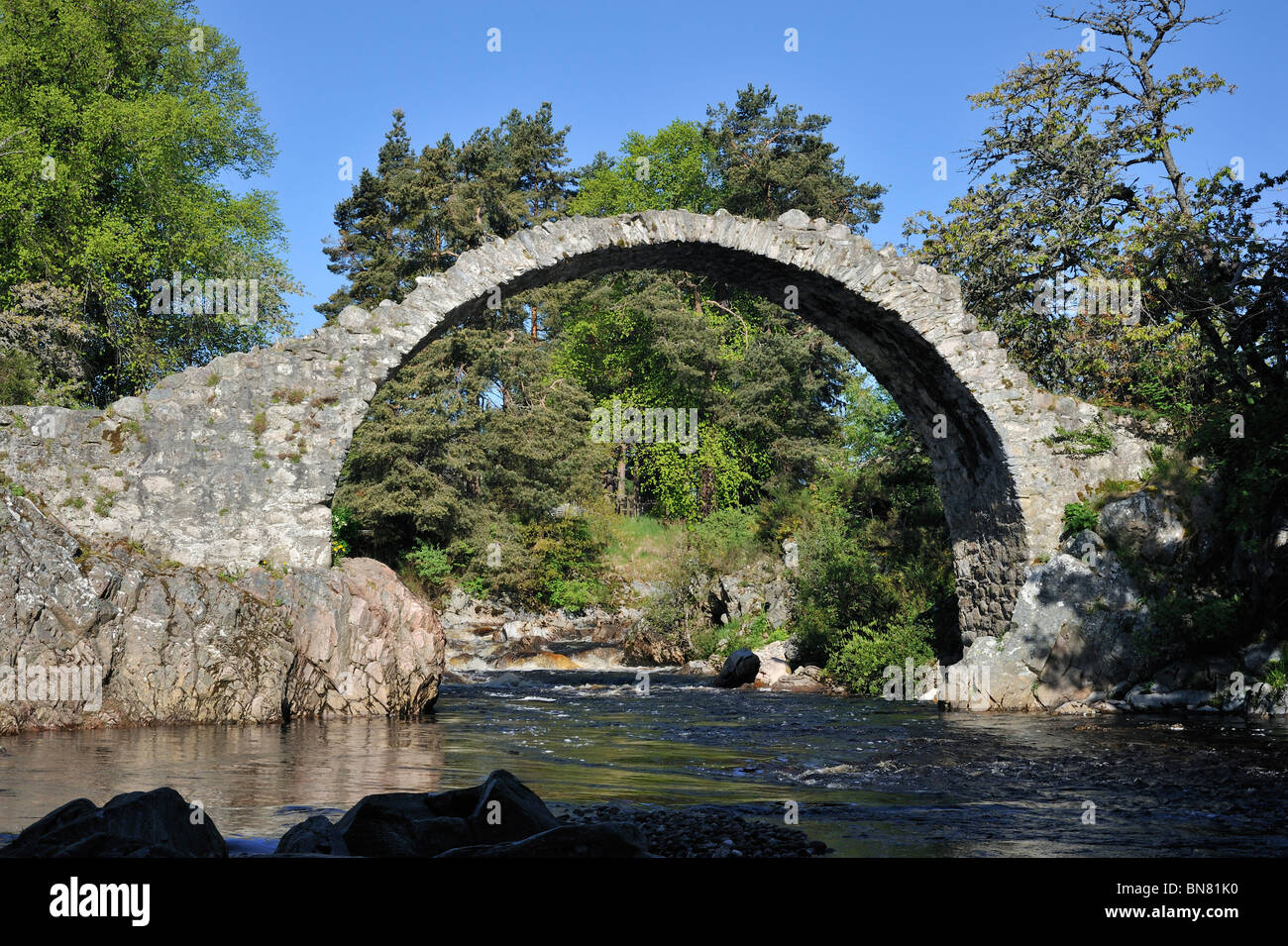 Pack Horse funerale ponte sopra il fiume Dulnain, il più antico ponte in pietra nelle Highlands a Carrbridge, Scotland, Regno Unito Foto Stock