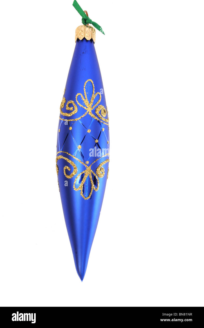 Blu lungo albero di natale ornamento isolato su sfondo bianco con oro glitter disegni Foto Stock