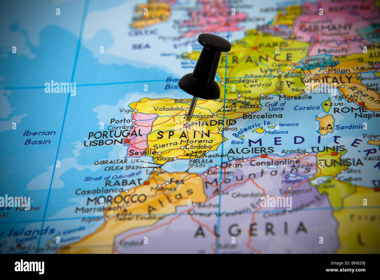 Piccolo perno rivolto a Madrid (Spagna) in una mappa di Europa Foto Stock
