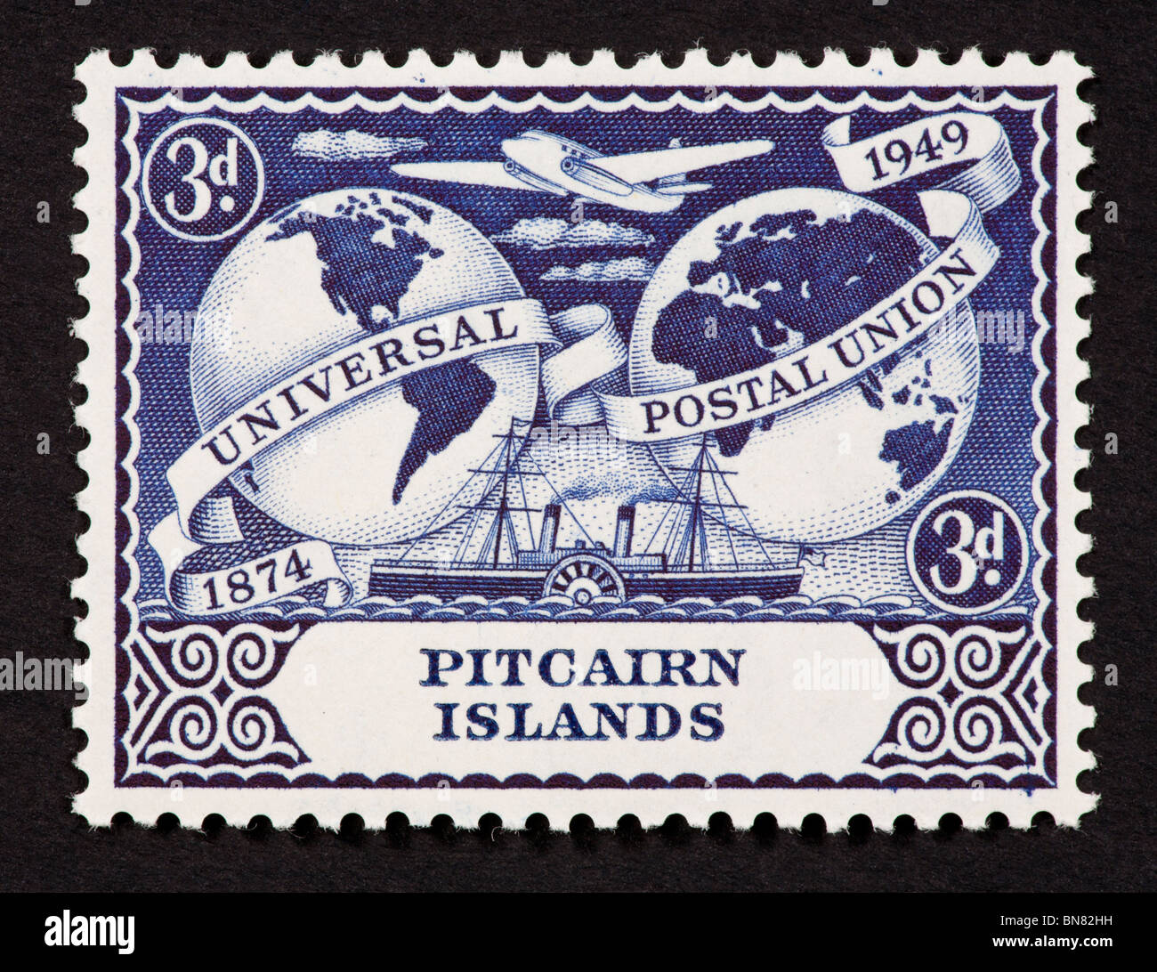 Francobollo dalle Isole Pitcairn per il 75 esimo anniversario dell'Unione postale universale. Foto Stock