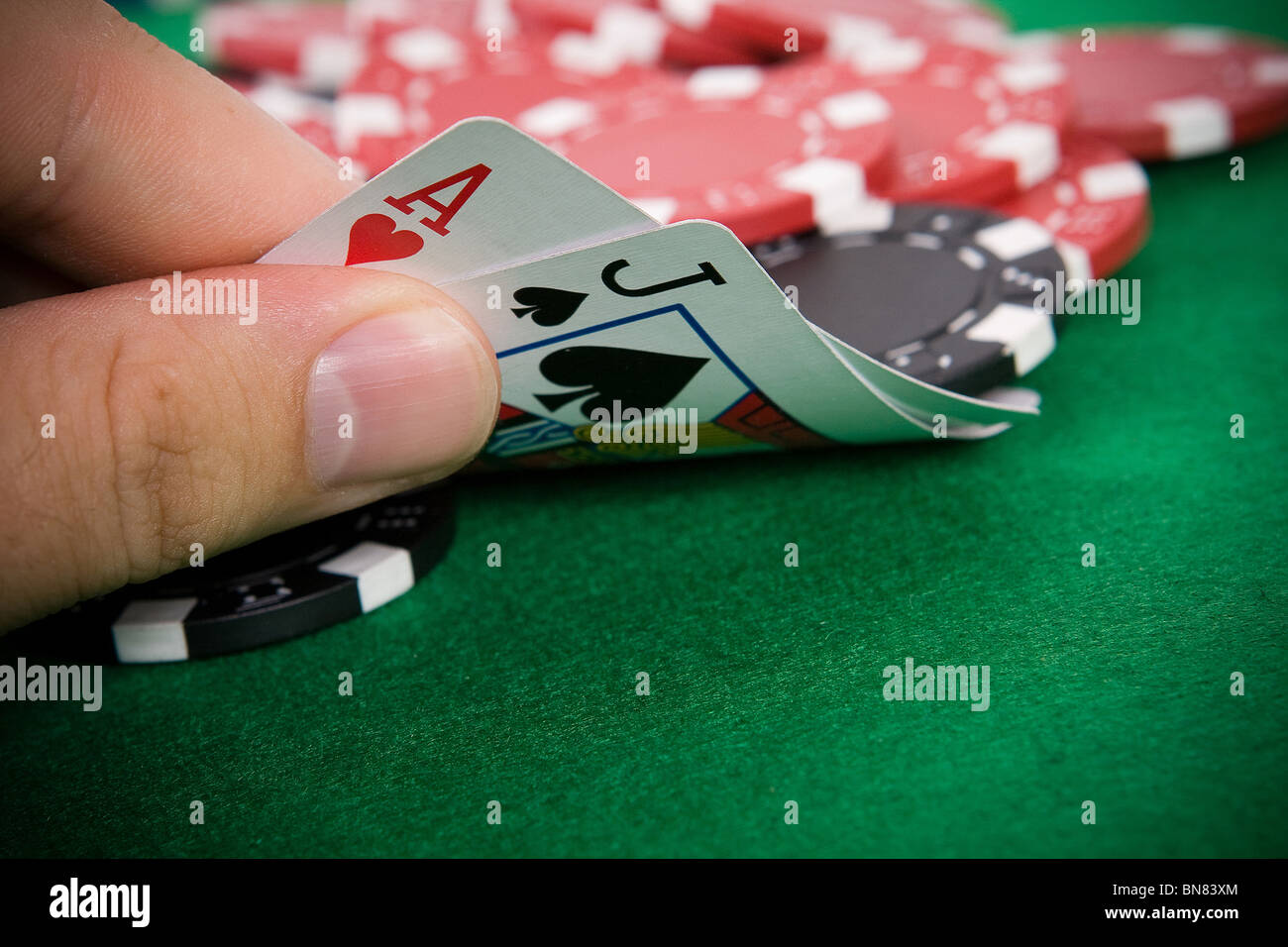 Asso di cuori e di black jack con red poker chips in background. Foto Stock