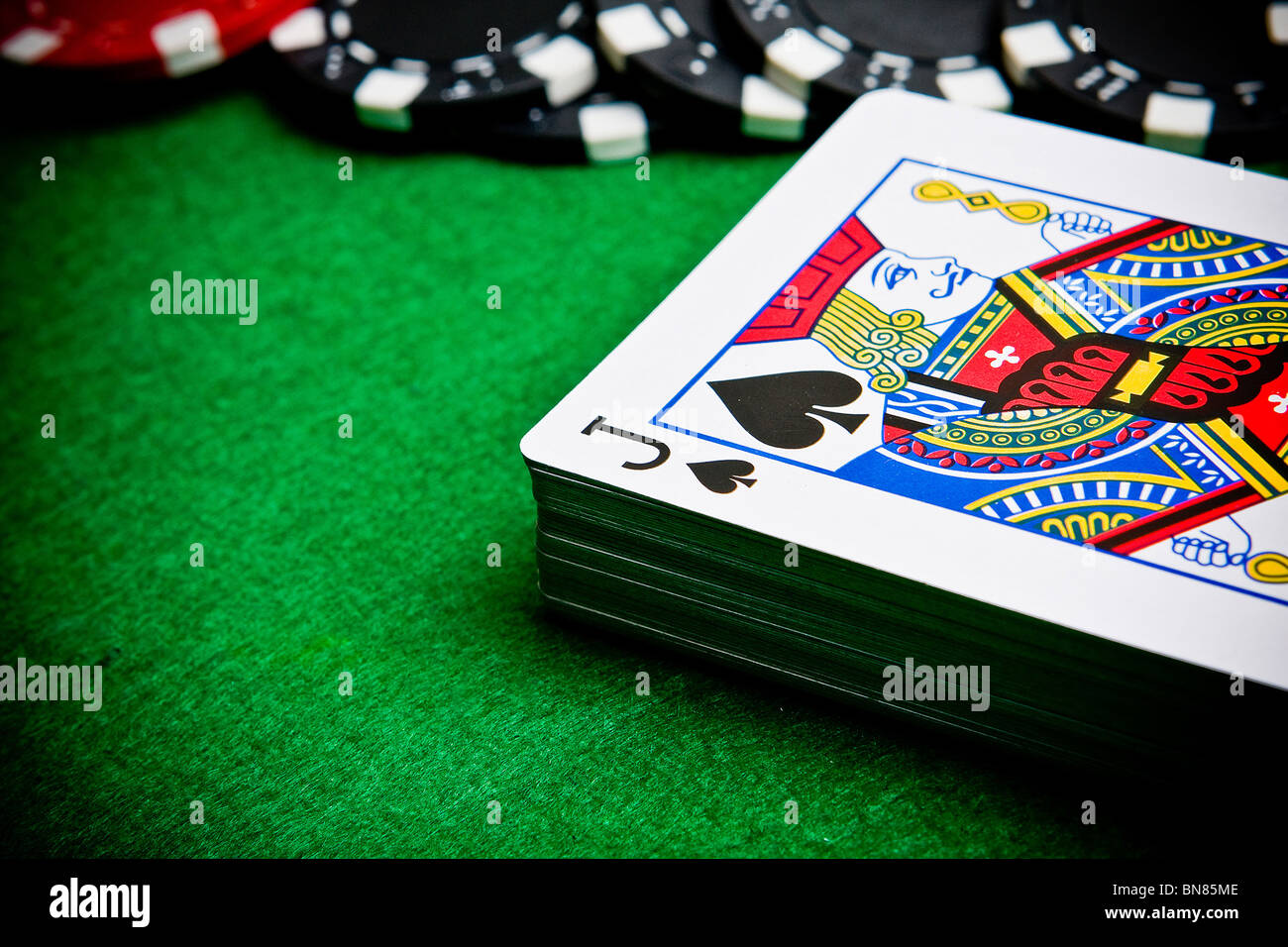 Jack nero con nero e rosso poker chips. Foto Stock