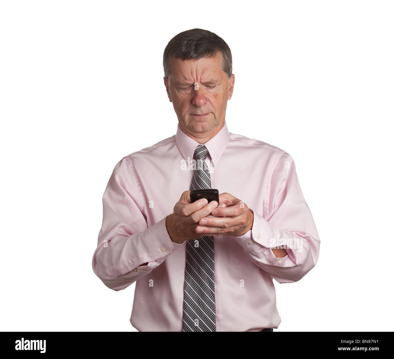Imprenditore Senior rendendo un messaggio di posta elettronica su un tipo di Blackberry Device Foto Stock