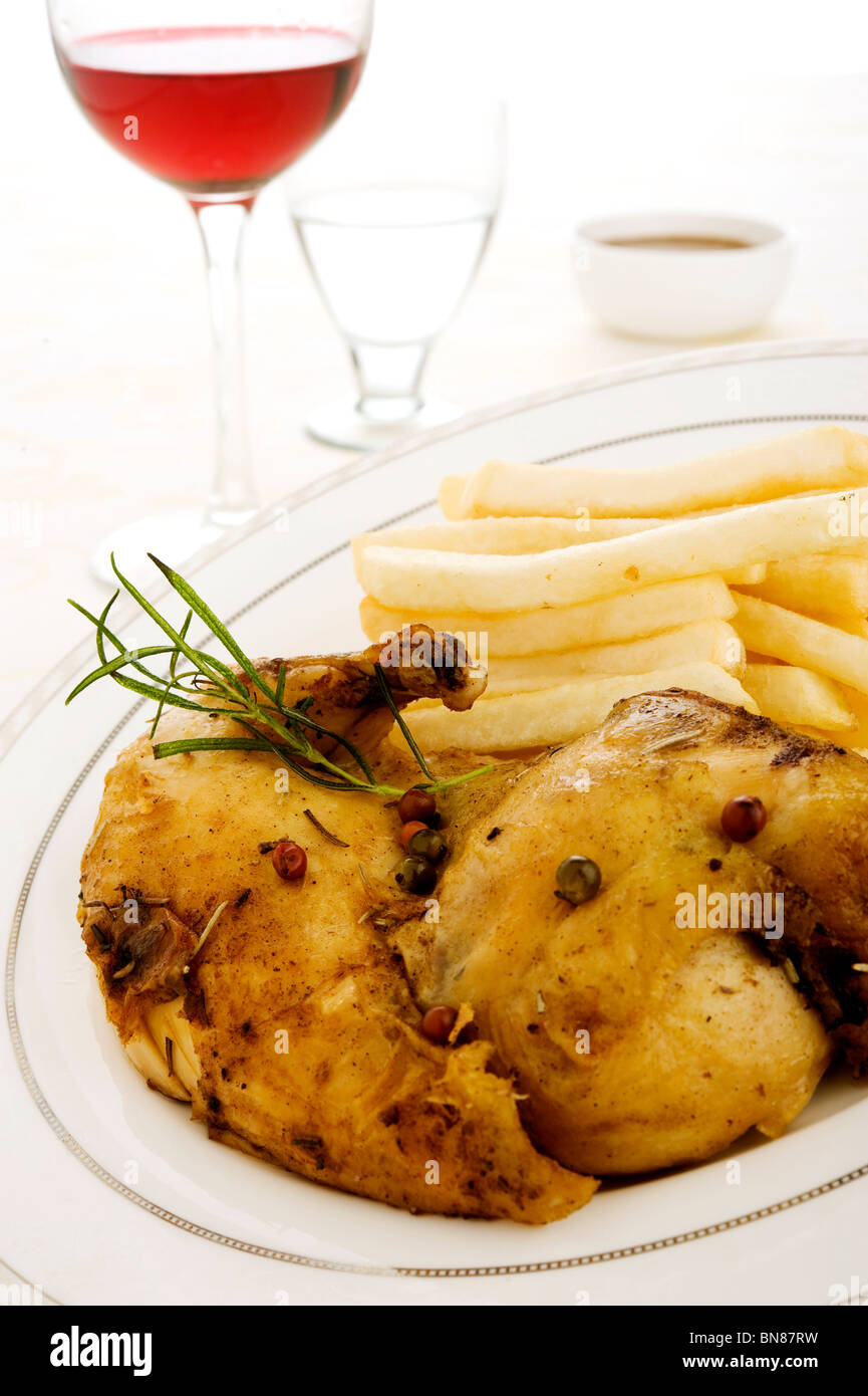 Arrosto di anatra muta di petto di pollo e gamba confit con salsa al pepe verde e patatine fritte Foto Stock