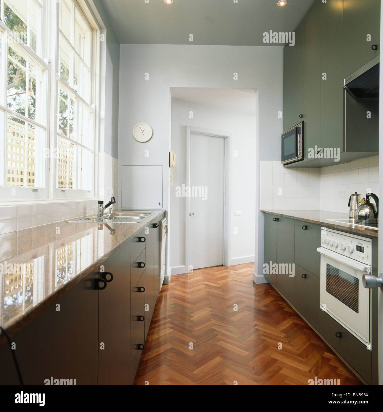 Parquet in cucina moderna con forno bianco e grigio scuro dotato di ... Parquet grigio scuro