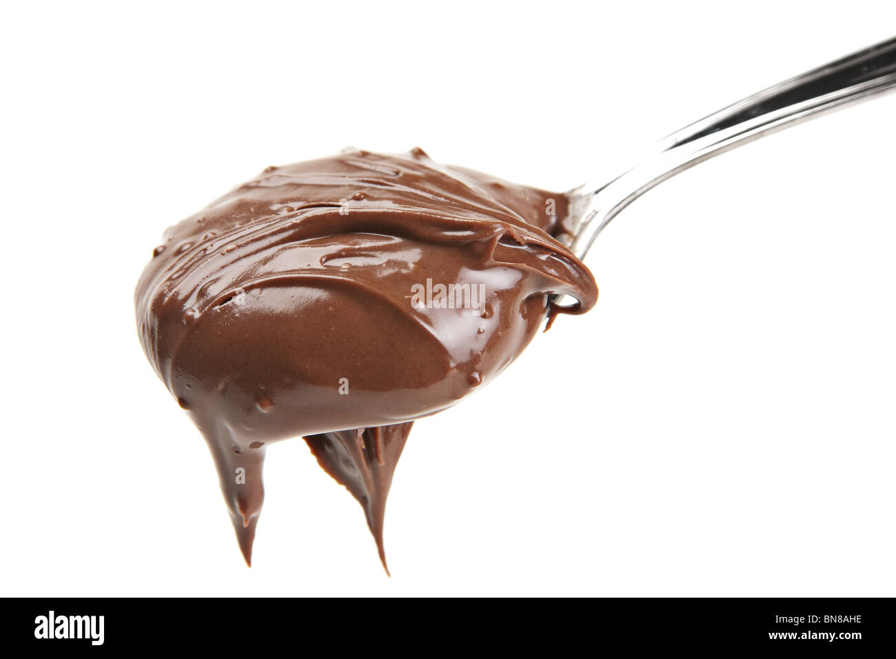 Dado con crema di cacao in cucchiaio di metallo su bianco Foto Stock