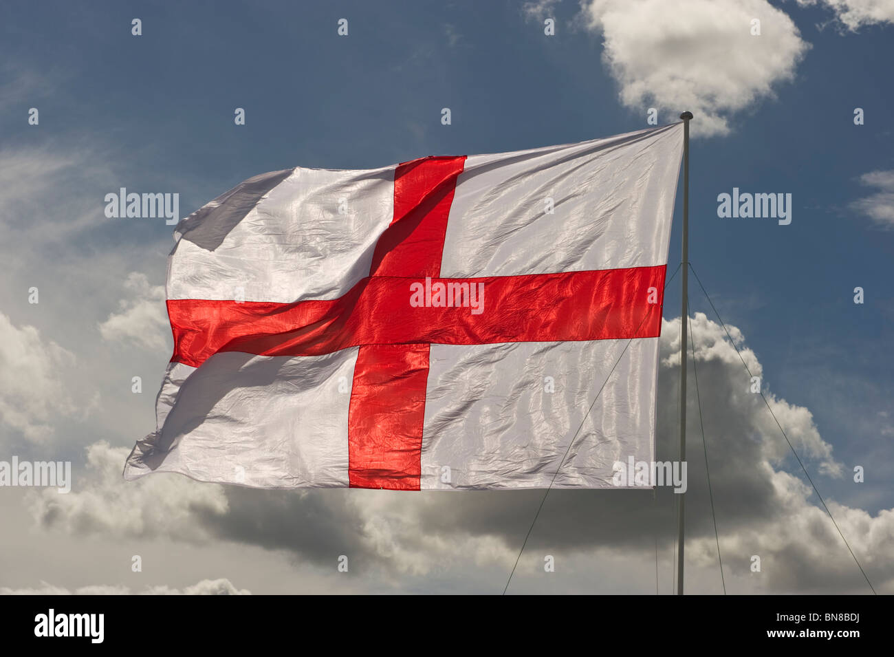 Bandiera inglese, bandiera nazionale di Inghilterra che fluttua nel vento sotto un cielo estivo nel Regno Unito Foto Stock