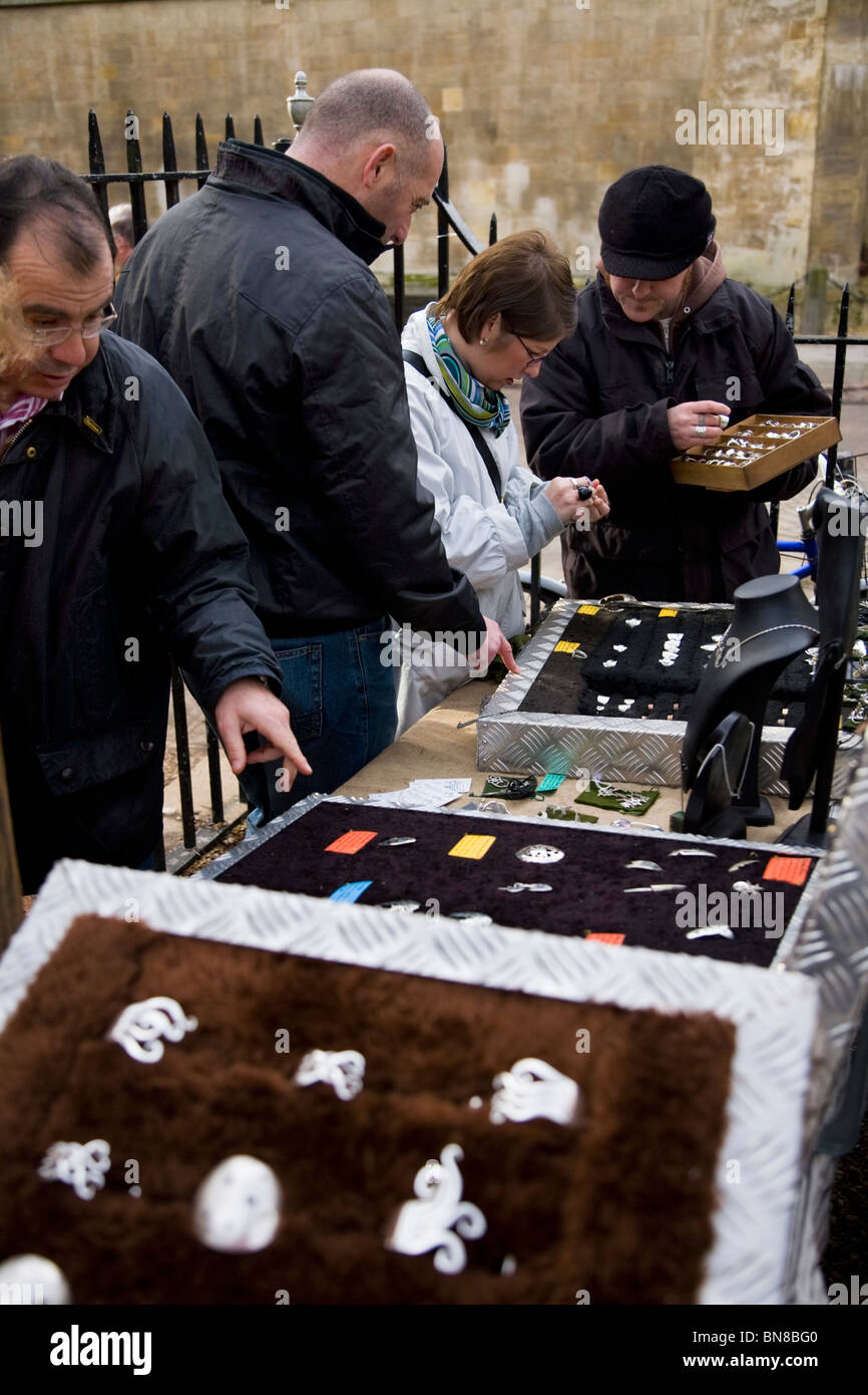 Venditore di gioielli & clienti su una fase di stallo all'arte e artigianato al mercato del sabato: giardino della Chiesa di Tutti i Santi giardino, Cambridge. Foto Stock