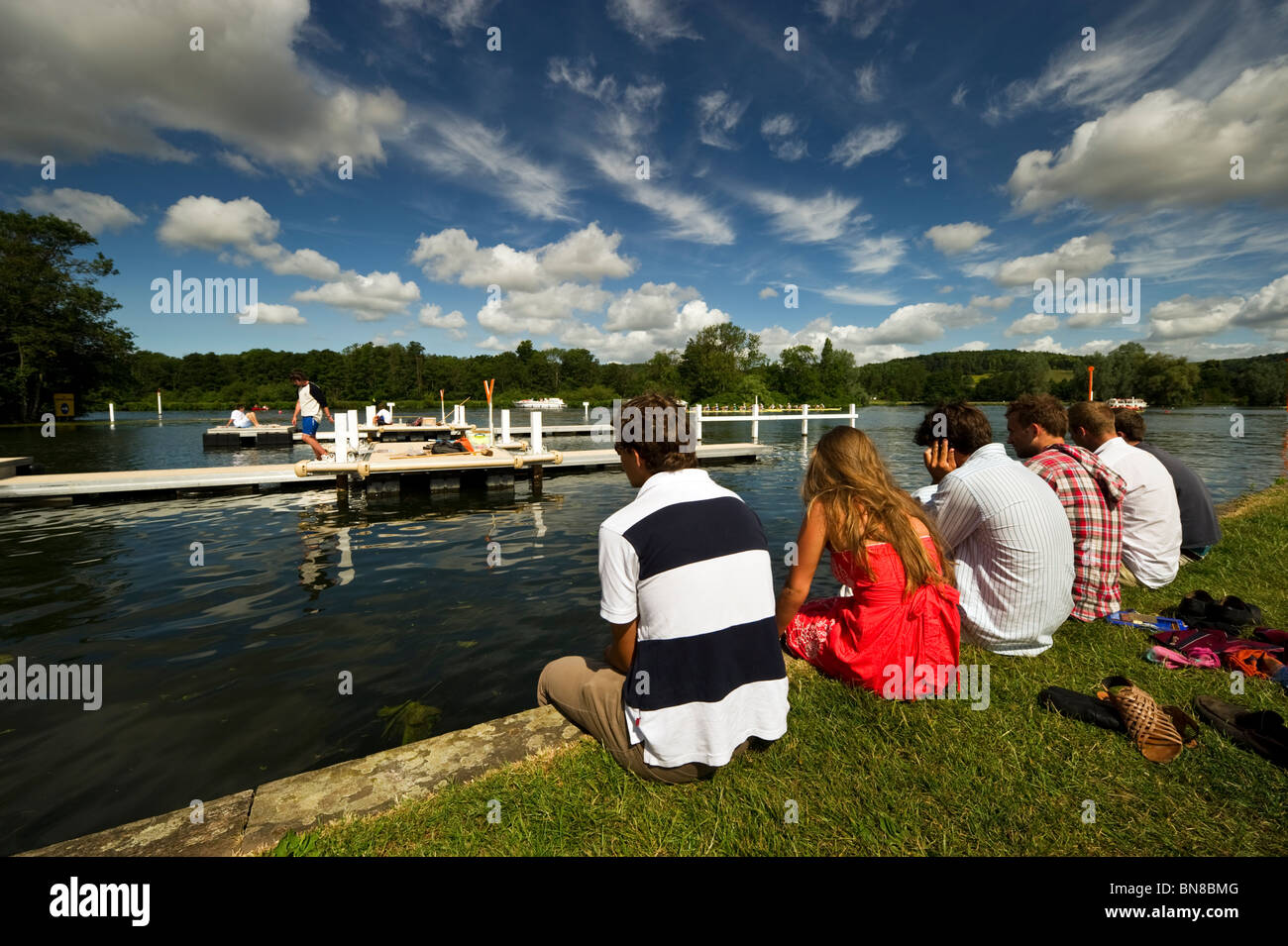 Gli spettatori e curiosi lungo il fiume Tamigi godendo Henley Royal regata annuale occasione del Regno Unito in estate. Foto Stock