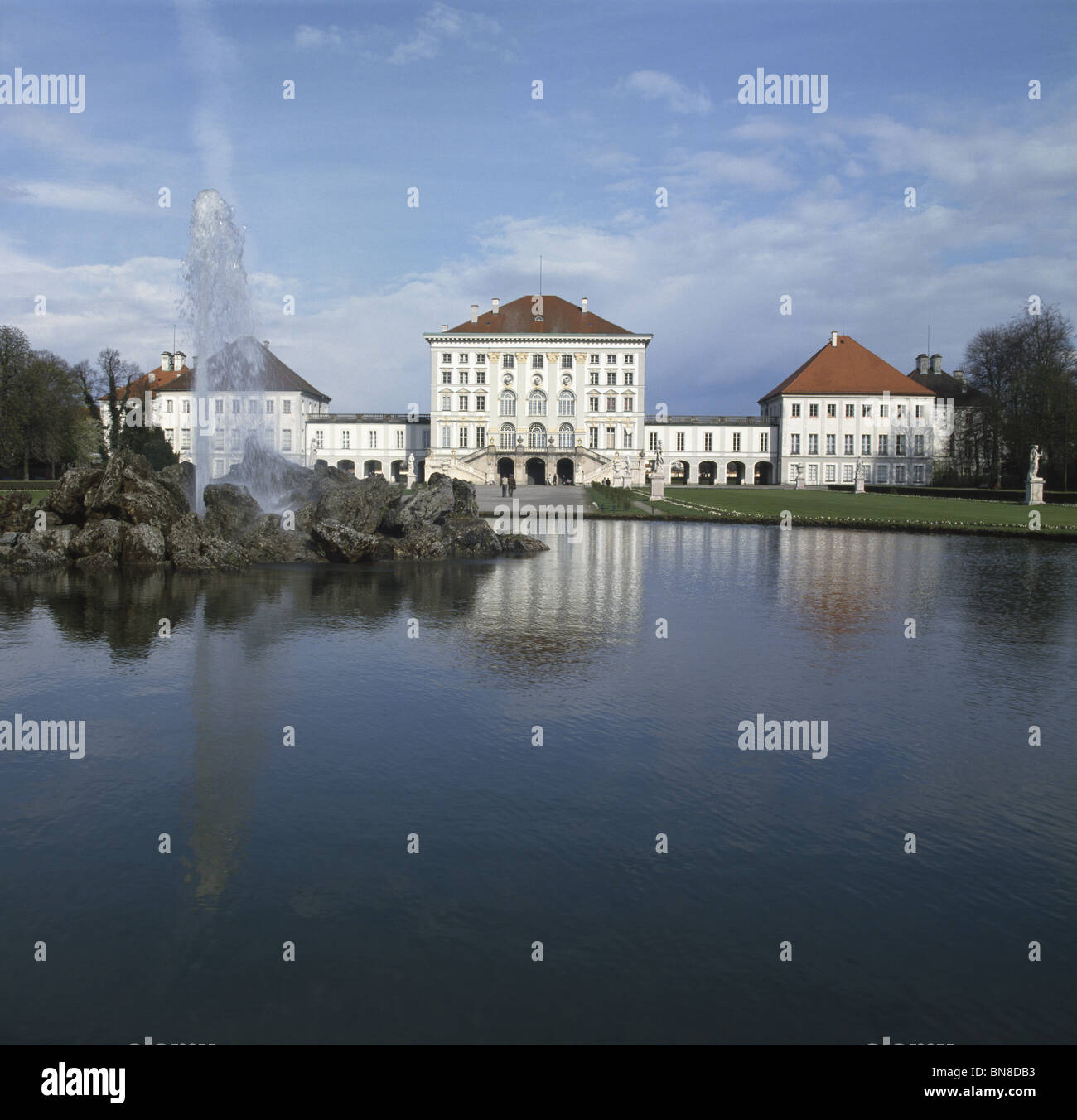 Badenburg (Bath house) padiglione barocco da Joseph Effner 1719Ð172, bagno  interno rivestito con piastrelle di Delft Foto stock - Alamy