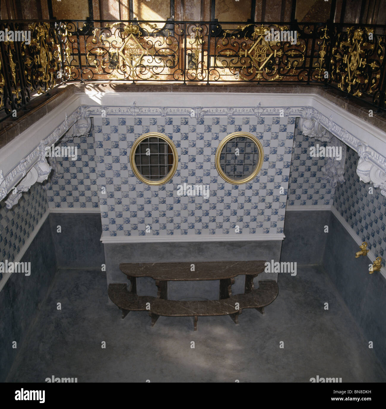 Badenburg (Bath house) padiglione barocco da Joseph Effner 1719Ð172, bagno  interno rivestito con piastrelle di Delft Foto stock - Alamy
