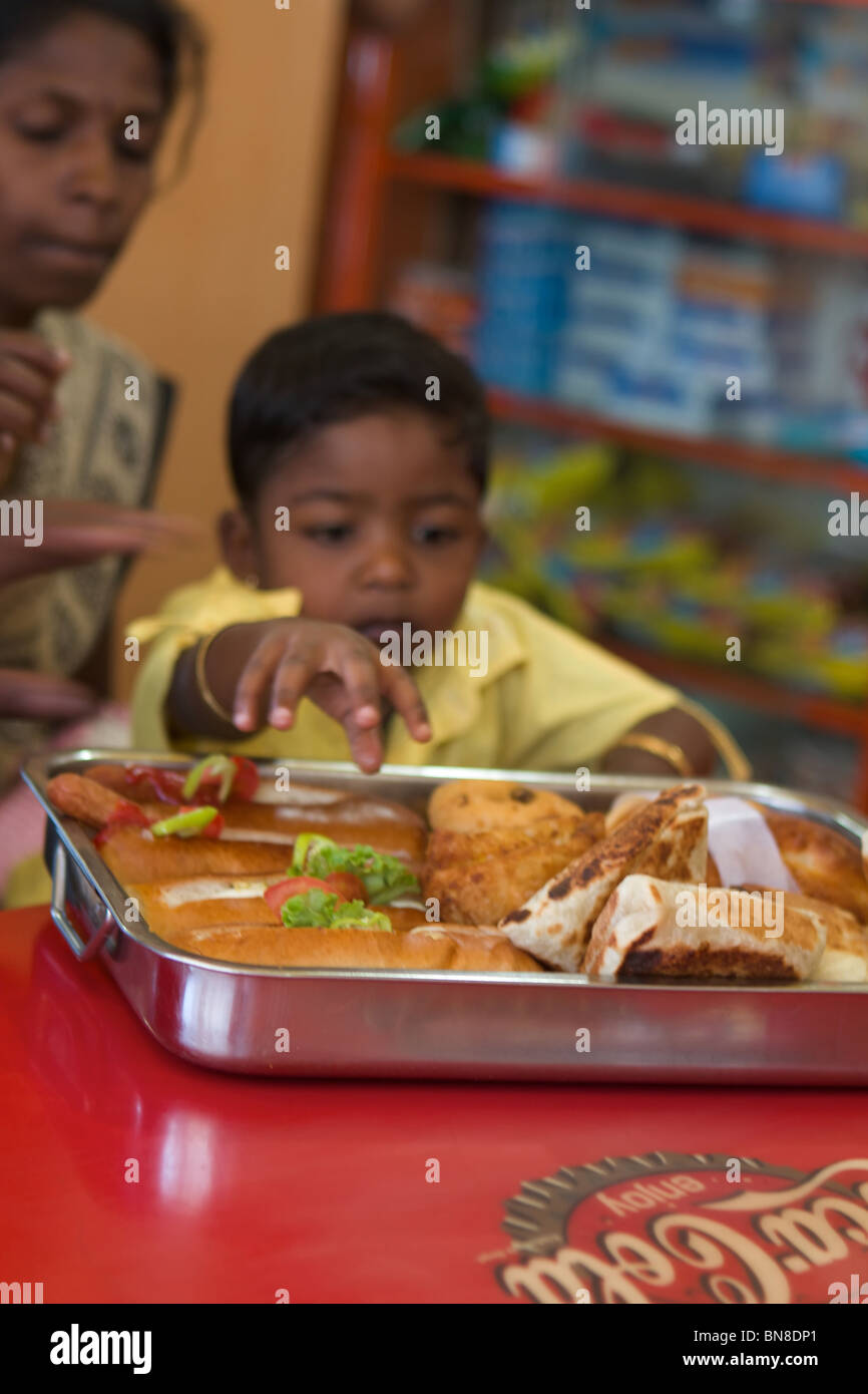 Bambino prendendo un panificio, sri lanka Foto Stock