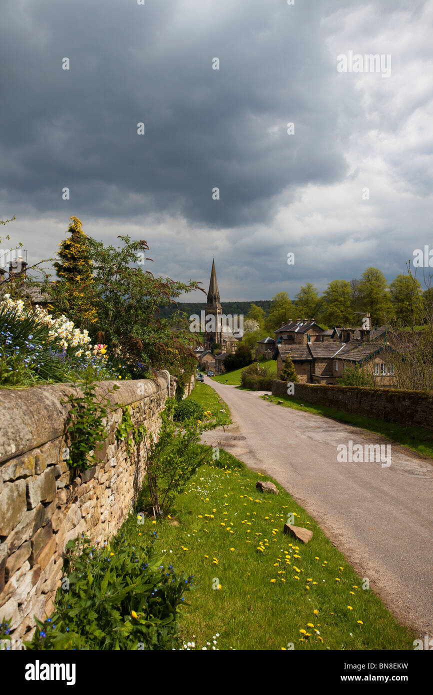 Nuvole temporalesche brewing sopra il villaggio di Edensor nel Parco Nazionale di Peak District Derbyshire East Midlands England Foto Stock