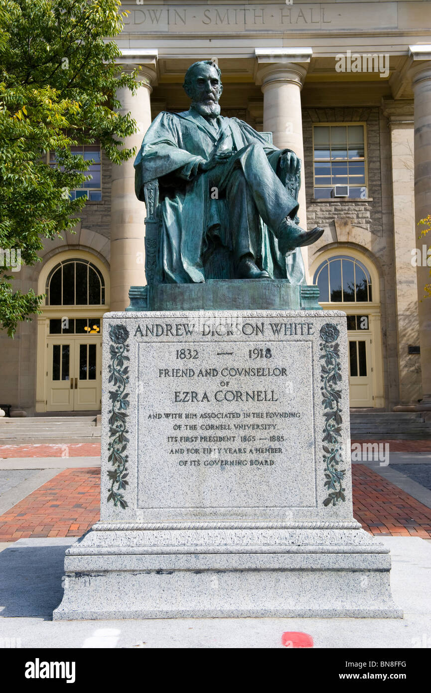 Statua di Andrew Dickson White di fronte Goldwin Smith Hall Cornell University campus Ithaca New York Regione dei Laghi Finger Foto Stock