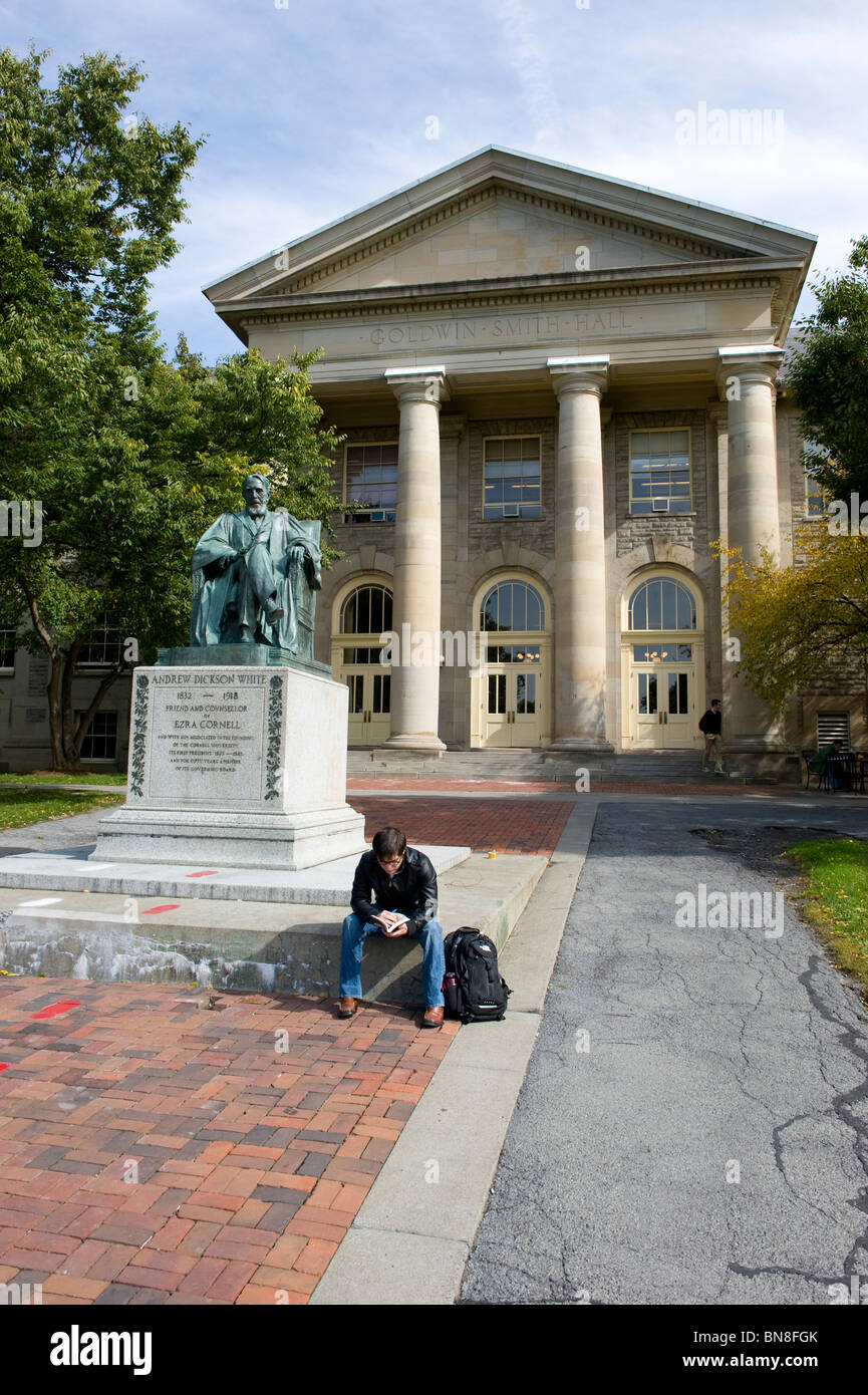 Statua di Andrew Dickson White di fronte Goldwin Smith Hall Cornell University campus Ithaca New York Regione dei Laghi Finger Foto Stock