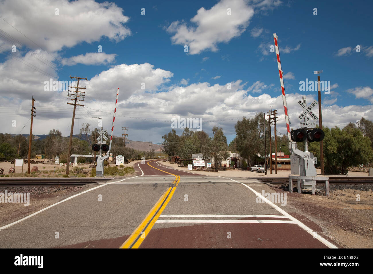 Union Pacific Railroad crossing presso Nipton in California USA nel deserto di Mojave su una soleggiata giornata estiva Foto Stock
