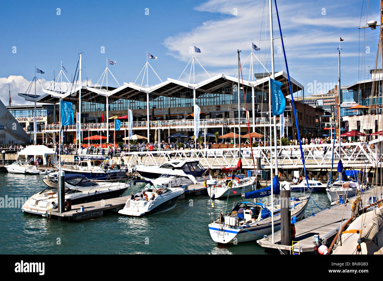 Il centro commerciale e il centro commerciale al Gunwharf Quays Waterfront Marina presso il porto di Portsmouth Inghilterra Regno Unito Regno Unito Foto Stock