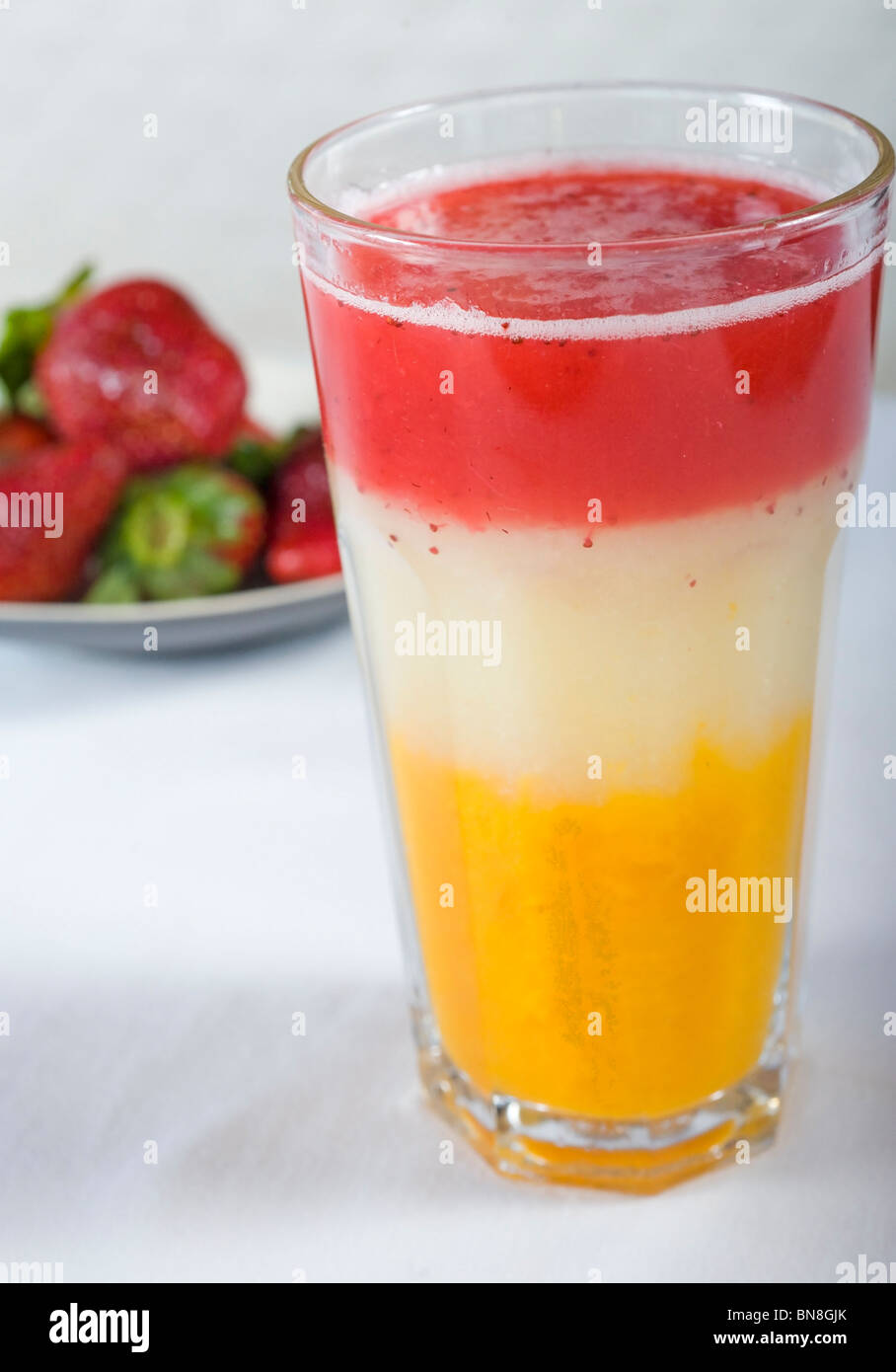 Un freddo frutti freschi cocktail drink con fragole fresche Foto Stock
