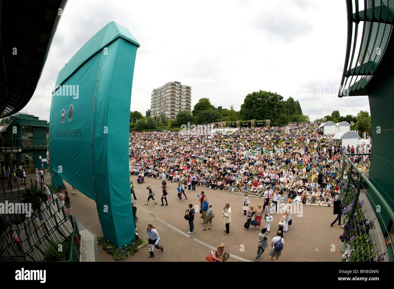 La folla guardare il grande schermo su Aorangi terrazza o Henman Hill durante il torneo di Wimbledon Tennis Championships 2010 Foto Stock