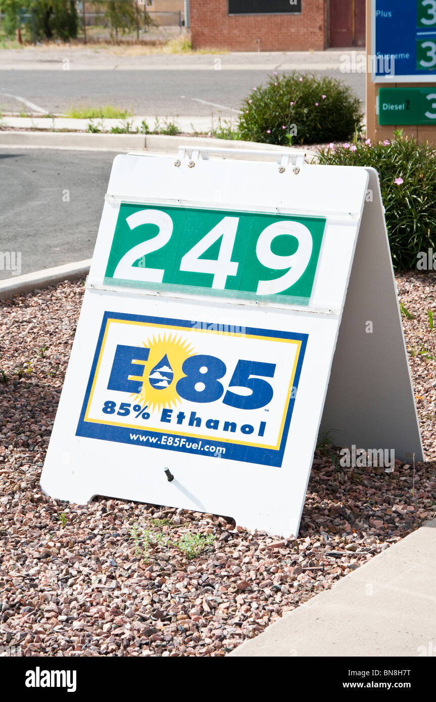 Un segno lungo il marciapiede pubblicizza E85 85% di etanolo carburante miscelato. Foto Stock