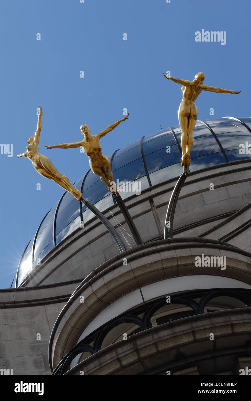Il 'Tre sincronizzati divers' statua sulla sommità del criterio edificio. Foto Stock
