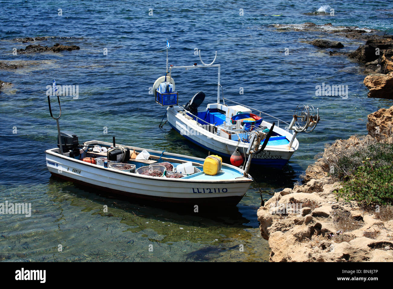 Barche da pesca ormeggiate vicino a Coral Bay Paphos Cipro UE Unione europea EUROPA Foto Stock