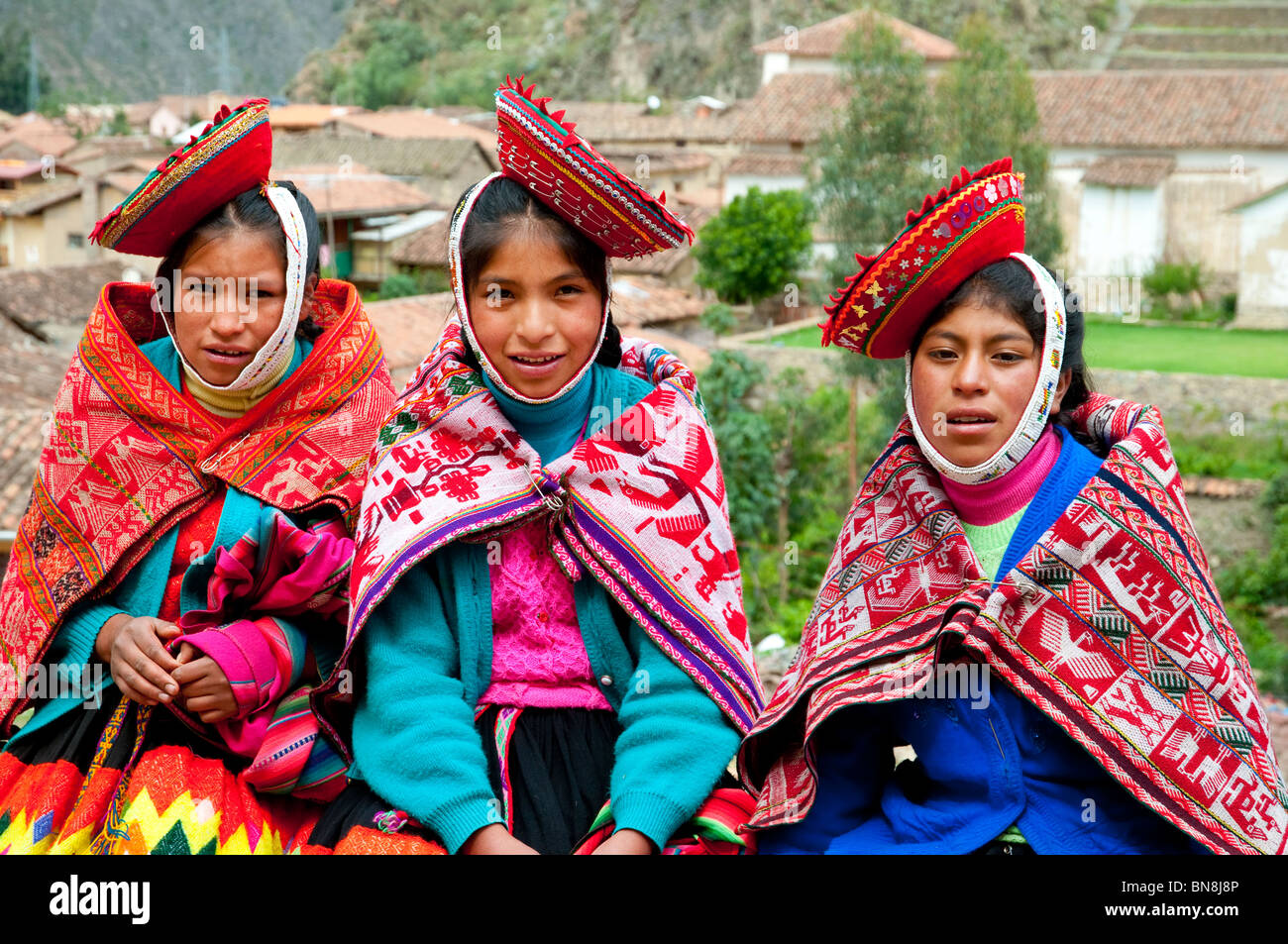 Ragazze peruviana in abito tradizionale ad Ollantaytambo, Valle di Urubamba, Perù, Sud America. Foto Stock