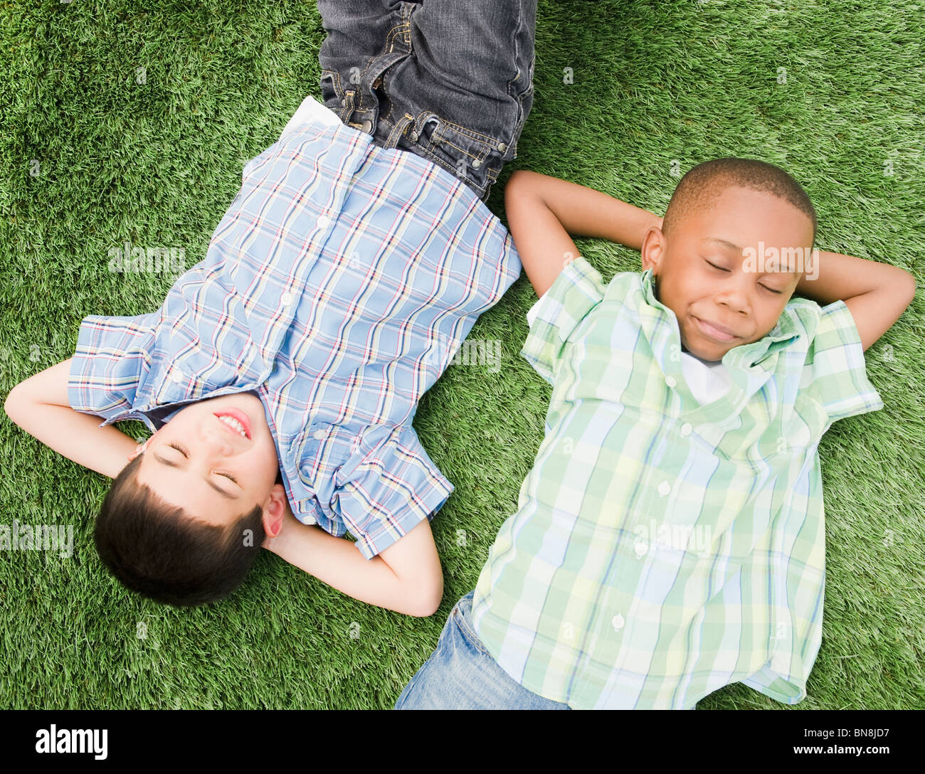 I ragazzi dormono in erba Foto Stock
