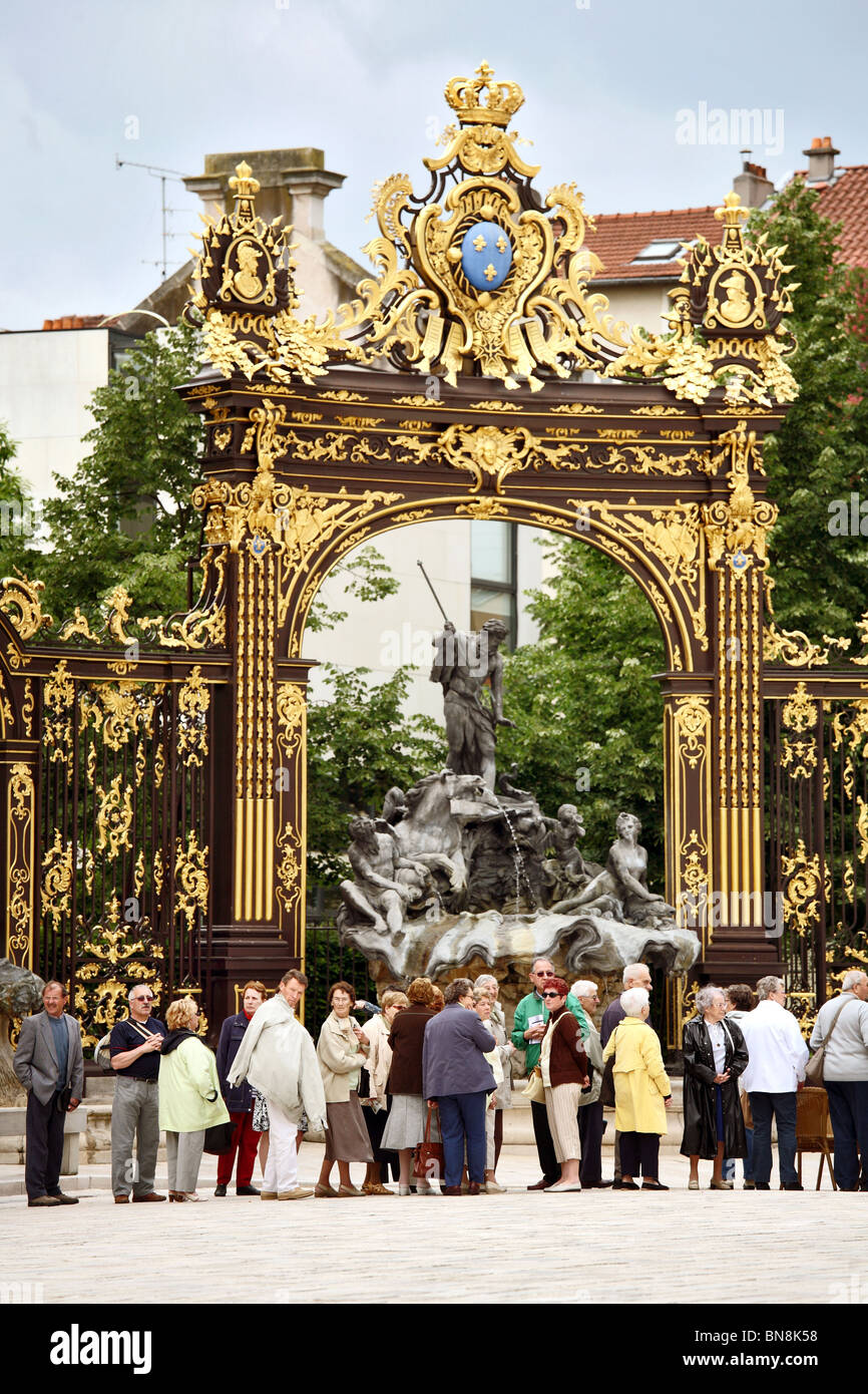 I turisti di fronte alla fontana di Anfitrite in Place Stanislas di Nancy, Francia Foto Stock