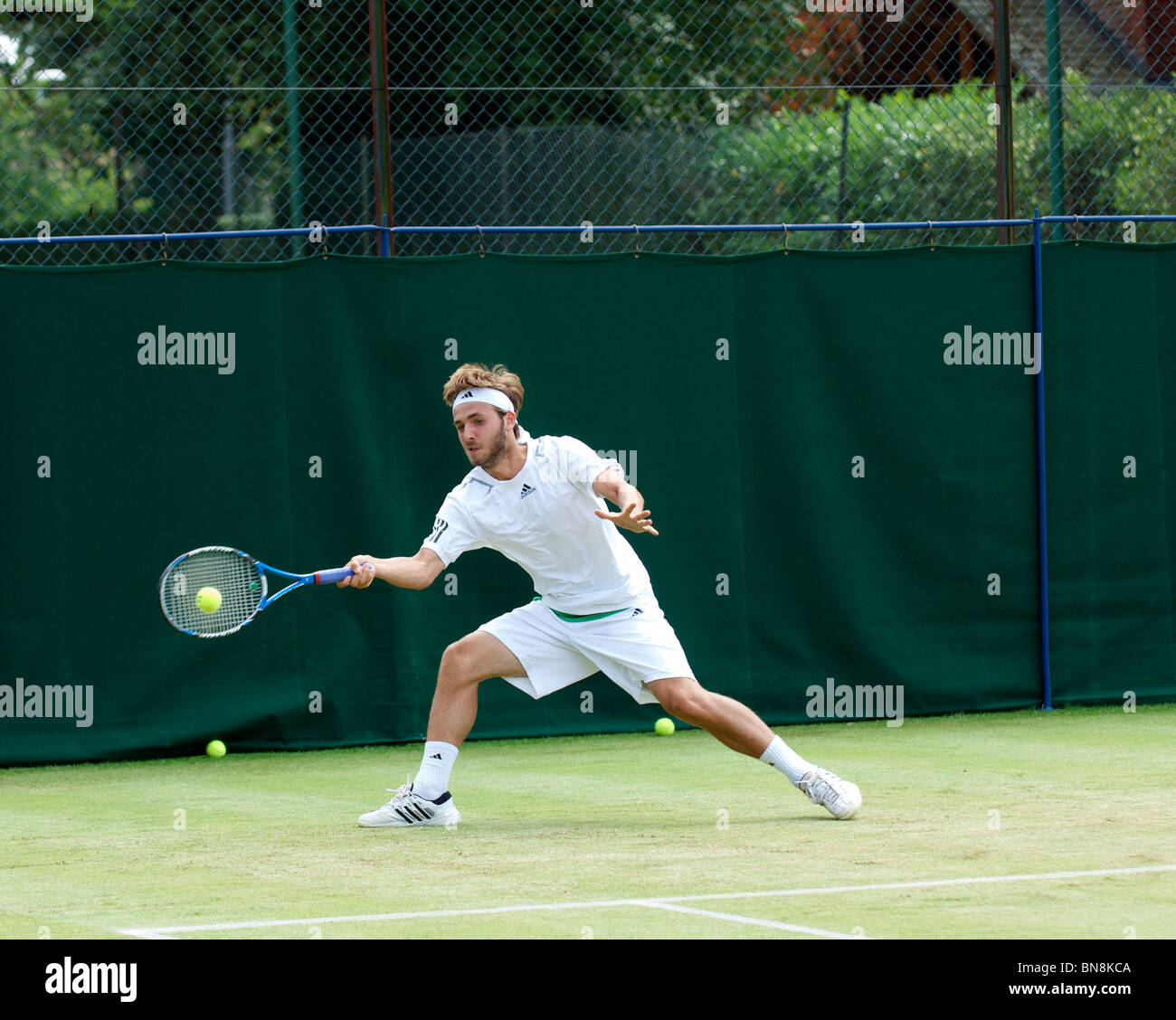 Daniel Evans playa un diretti al torneo Aegon presso la Northern Tennis Club, Didsbury, Manchester, Inghilterra, Regno Unito Foto Stock