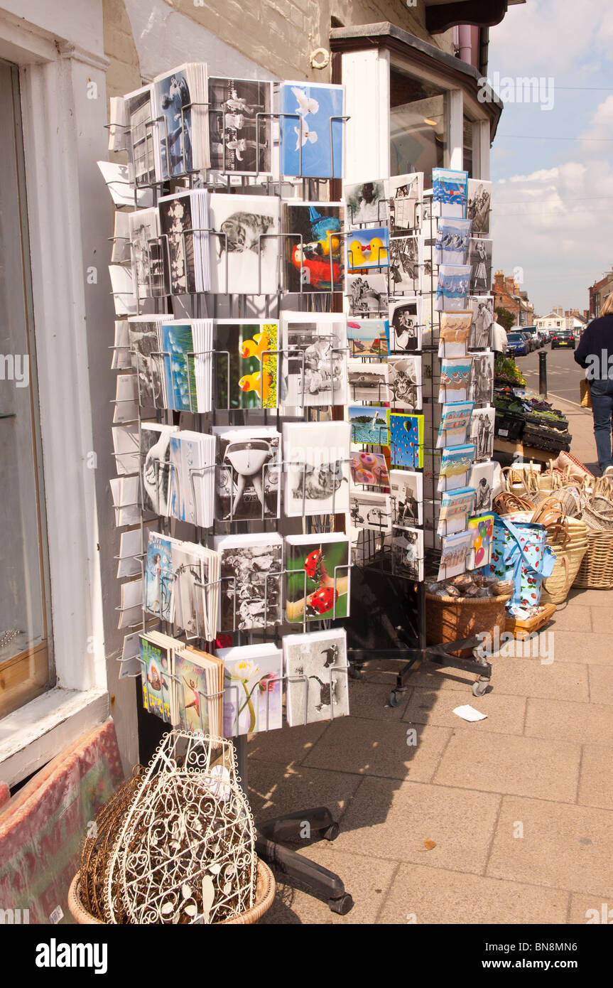 Cartoline per la vendita su un cavalletto di sostegno al di fuori di un negozio a negozio Southwold , Suffolk , Inghilterra , Gran Bretagna , Regno Unito Foto Stock