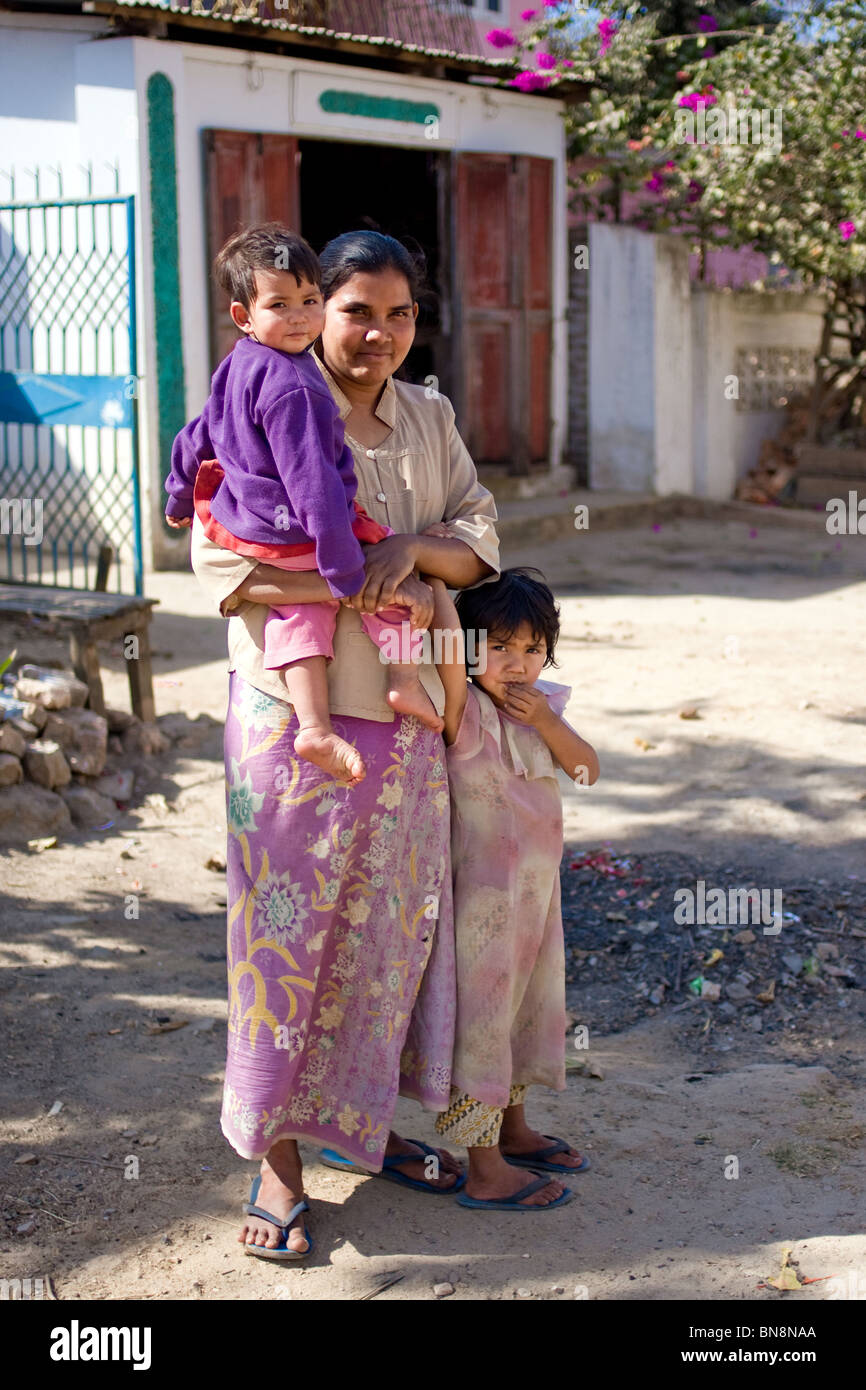 Madre con i suoi figli a Pyin Oo Lwin (Maymyo), Divisione Mandalay, Myanmar (Birmania) Foto Stock